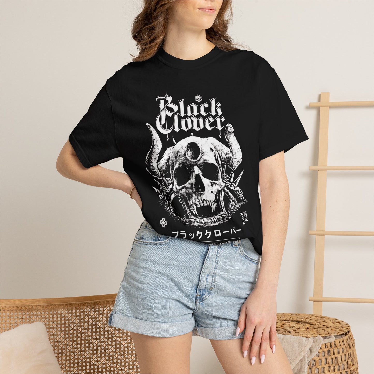 Black Clover Skull Tee — Gothic T-Shirt mit gehörntem Totenkopfmotiv