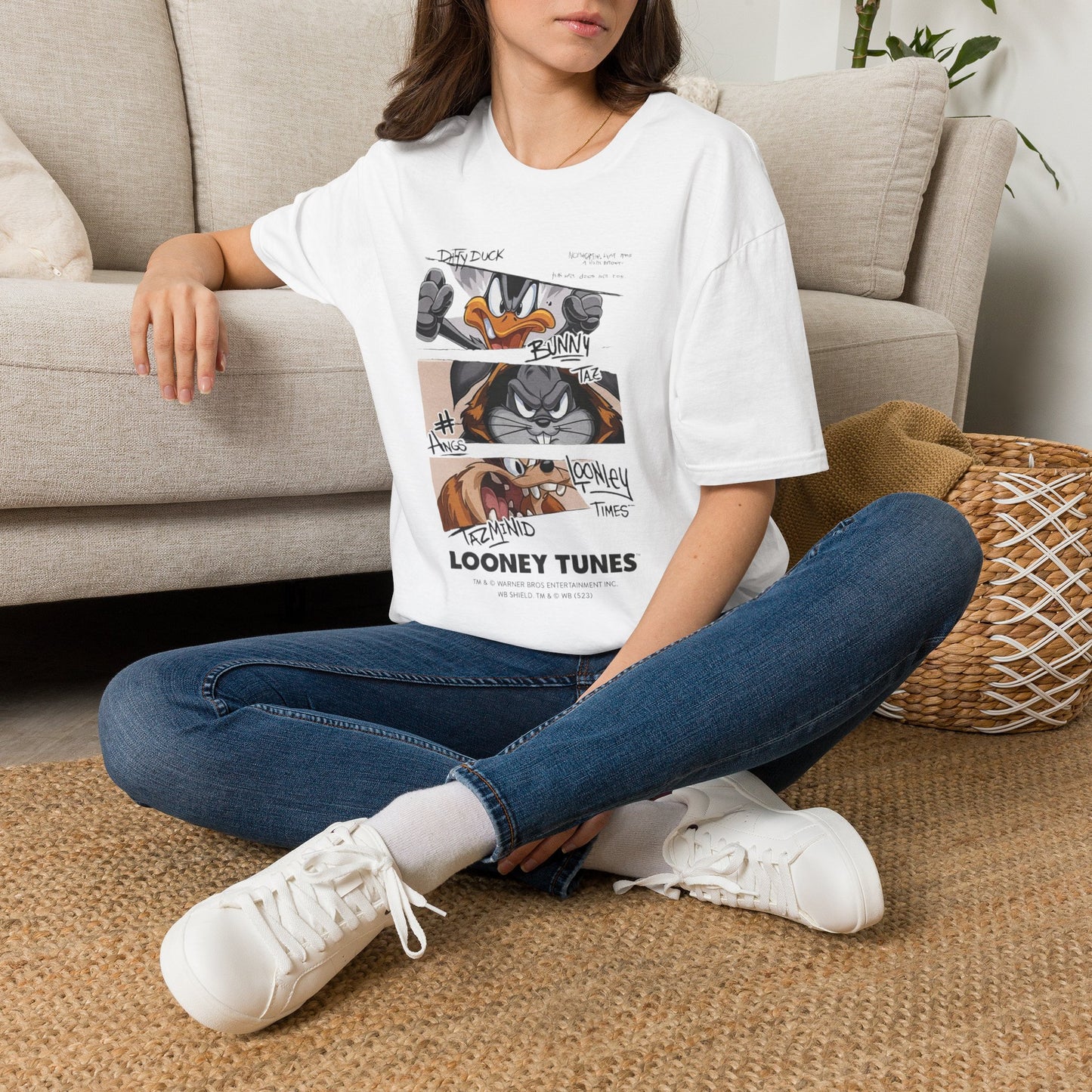 Camiseta con Panel de Fotos Policiales de Looney Tunes — Camiseta Gráfica del Pato Lucas y Bugs Bunny