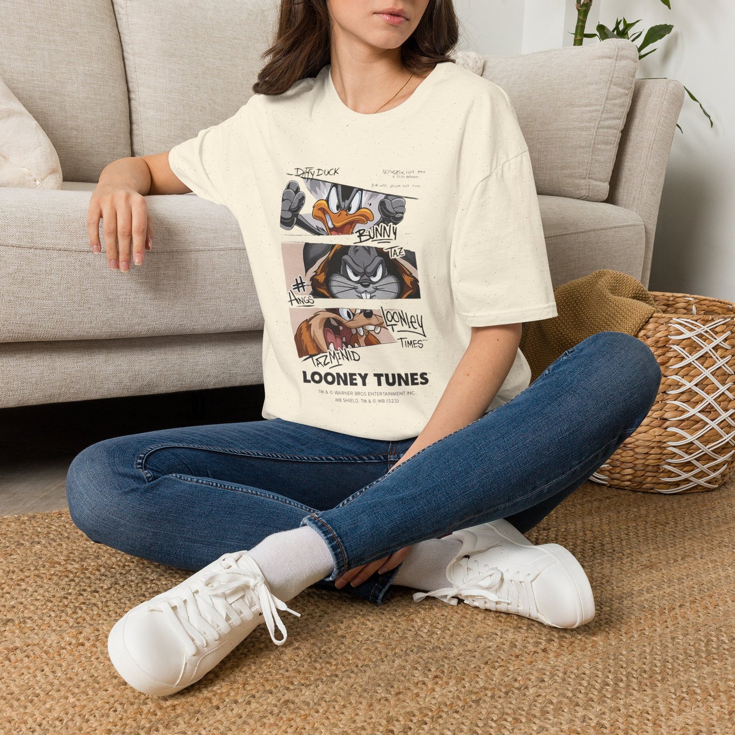 Camiseta con Panel de Fotos Policiales de Looney Tunes — Camiseta Gráfica del Pato Lucas y Bugs Bunny