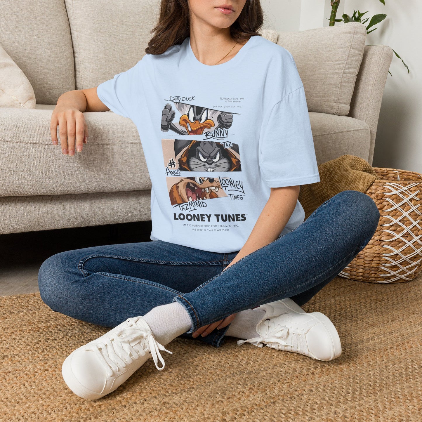 Camiseta con Panel de Fotos Policiales de Looney Tunes — Camiseta Gráfica del Pato Lucas y Bugs Bunny