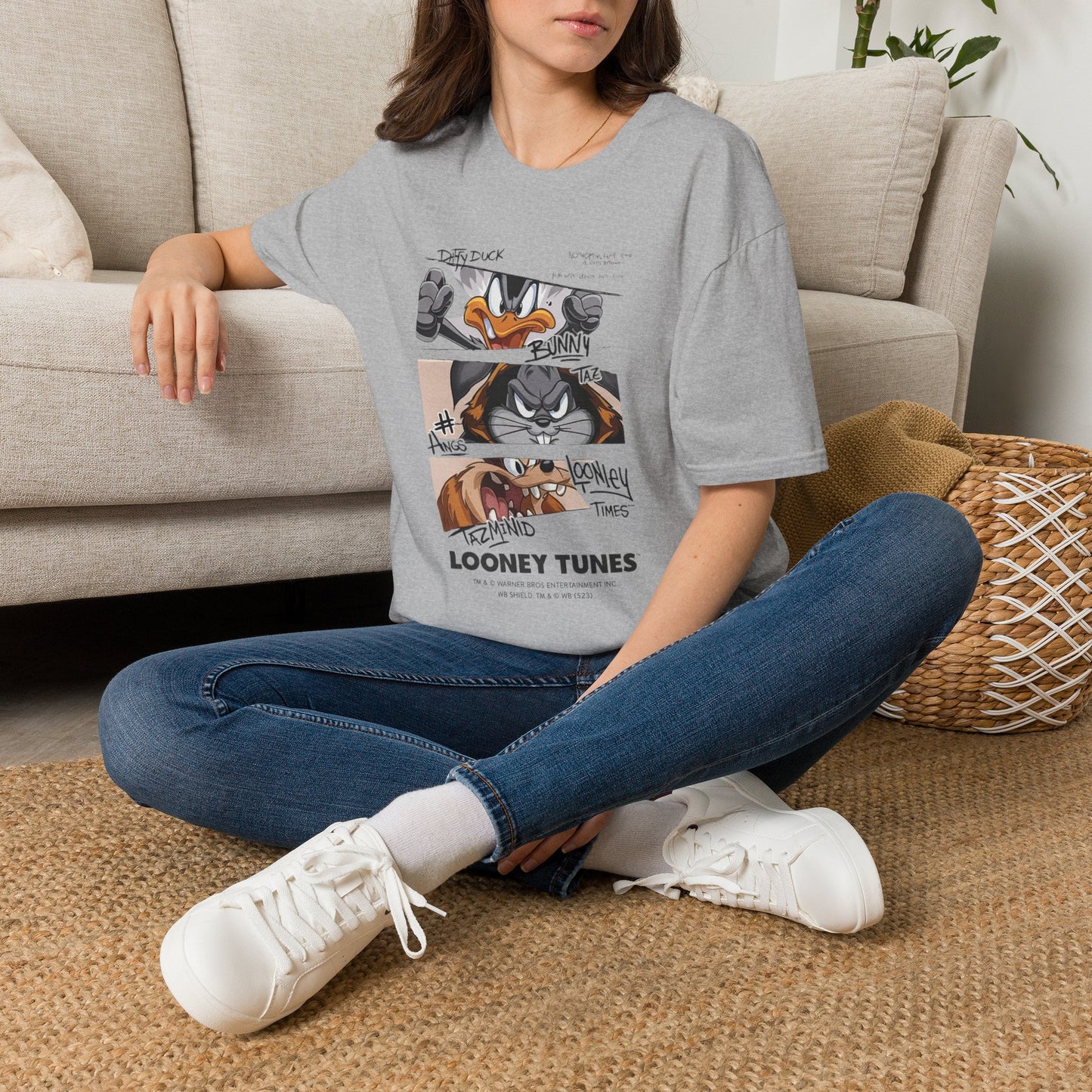 Camiseta con Panel de Fotos Policiales de Looney Tunes — Camiseta Gráfica del Pato Lucas y Bugs Bunny