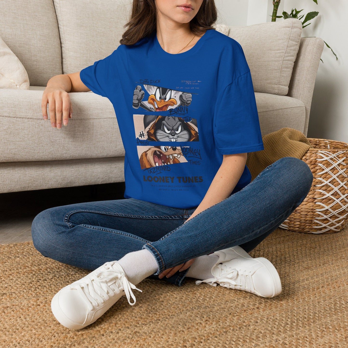 Camiseta con Panel de Fotos Policiales de Looney Tunes — Camiseta Gráfica del Pato Lucas y Bugs Bunny
